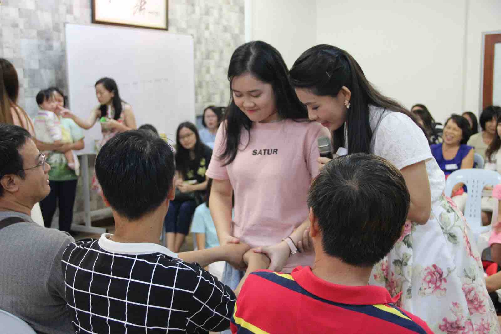 摄理教会双亲节_摸手猜谁是自己的父母 摄理教会双亲节_摸手猜谁是自己的父母