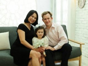 攝理新闻_BBC直播意外_教授家人幸福合照