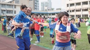 摄理亲子运动会_父母接力赛jpg