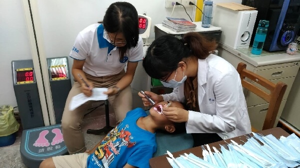 摄理CGM和平医疗团_为学童做牙齿健康检查