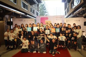 摄理新闻_身障创作展_重度脑麻画家合照