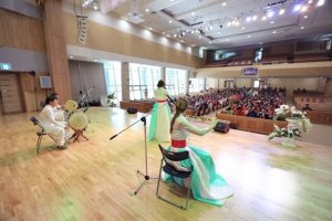 摄理月明洞_明花庆典_当地居民看表演