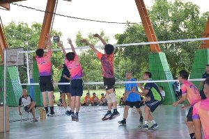 迎析排球挑战赛_参赛者比赛中