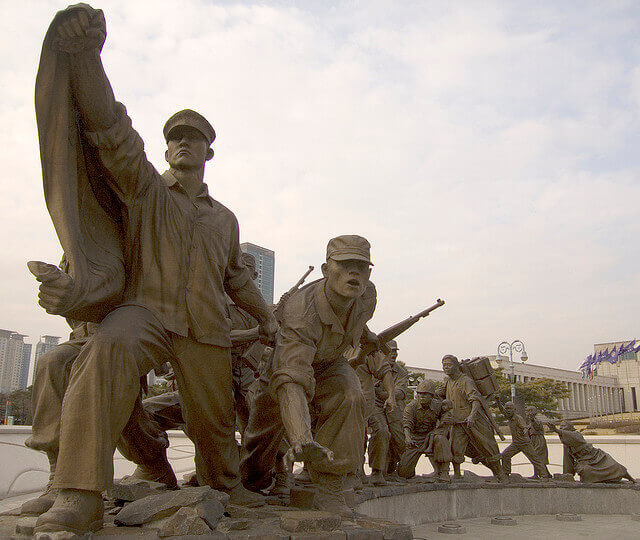摄理新闻_战争与和平_韩战士兵雕像